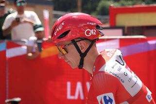 Pogačara převezli sanitkou do nemocnice v Barceloně, sám zveřejnil fotku z lůžka - Sport.cz